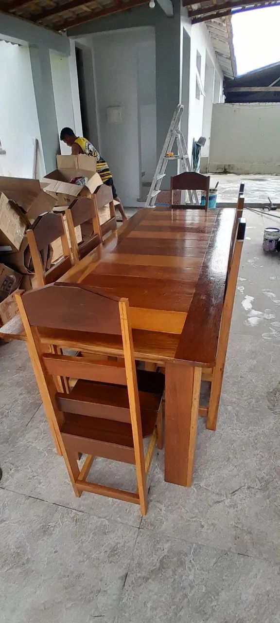 Mesa de Madeira Com 8 Cadeiras 