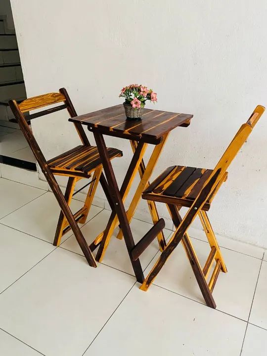 Mesa de madeira dobrável com 2 cadeiras