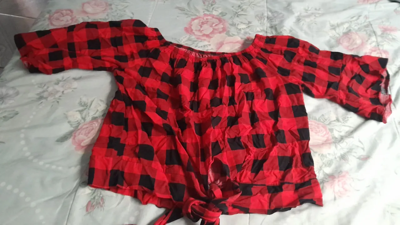 Blusa xadrez vermelha e preta
