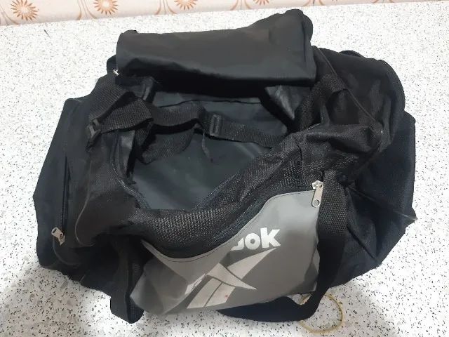 Bolsa média, para levar  seus objetos, com ziper em cima e alças de transporte.