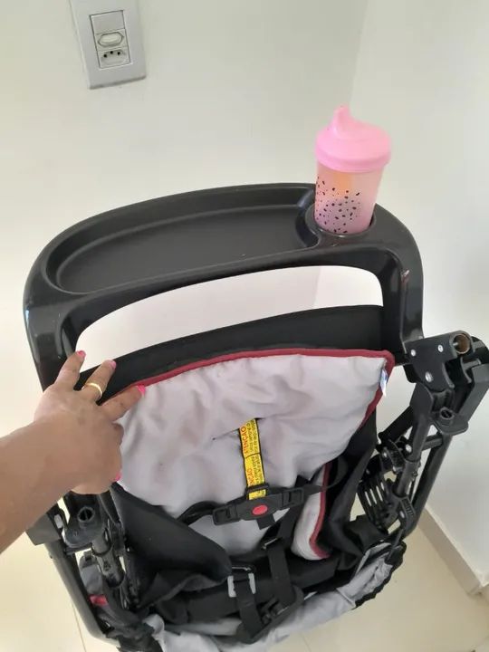 Carro de Bebê Dobrável Preto em Perfeito Estado de Conservação - Foto 2