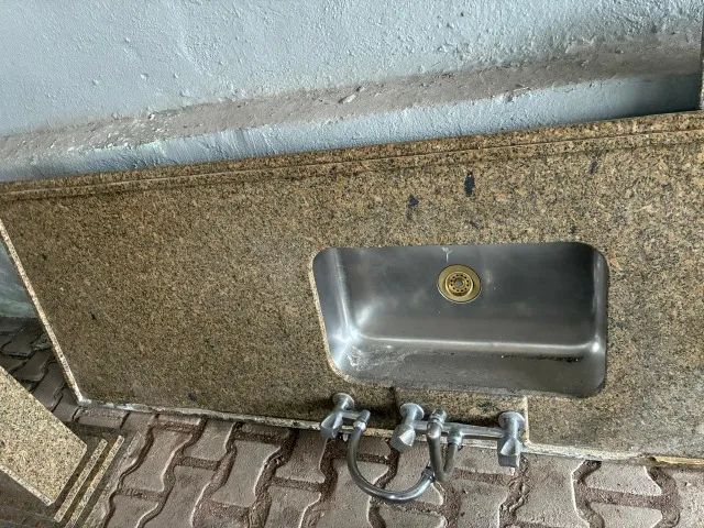 Pia de cozinha granito ouro mel 1,65 x 0,65, com 3 torneiras e cuba inox.