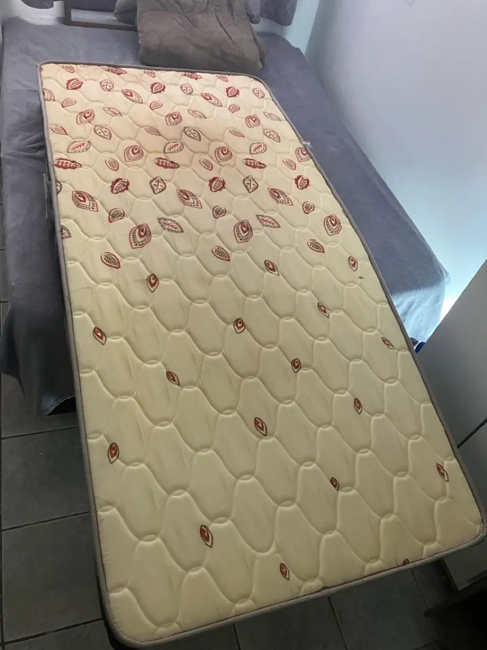 Colchão de espuma com detalhes em matelassê