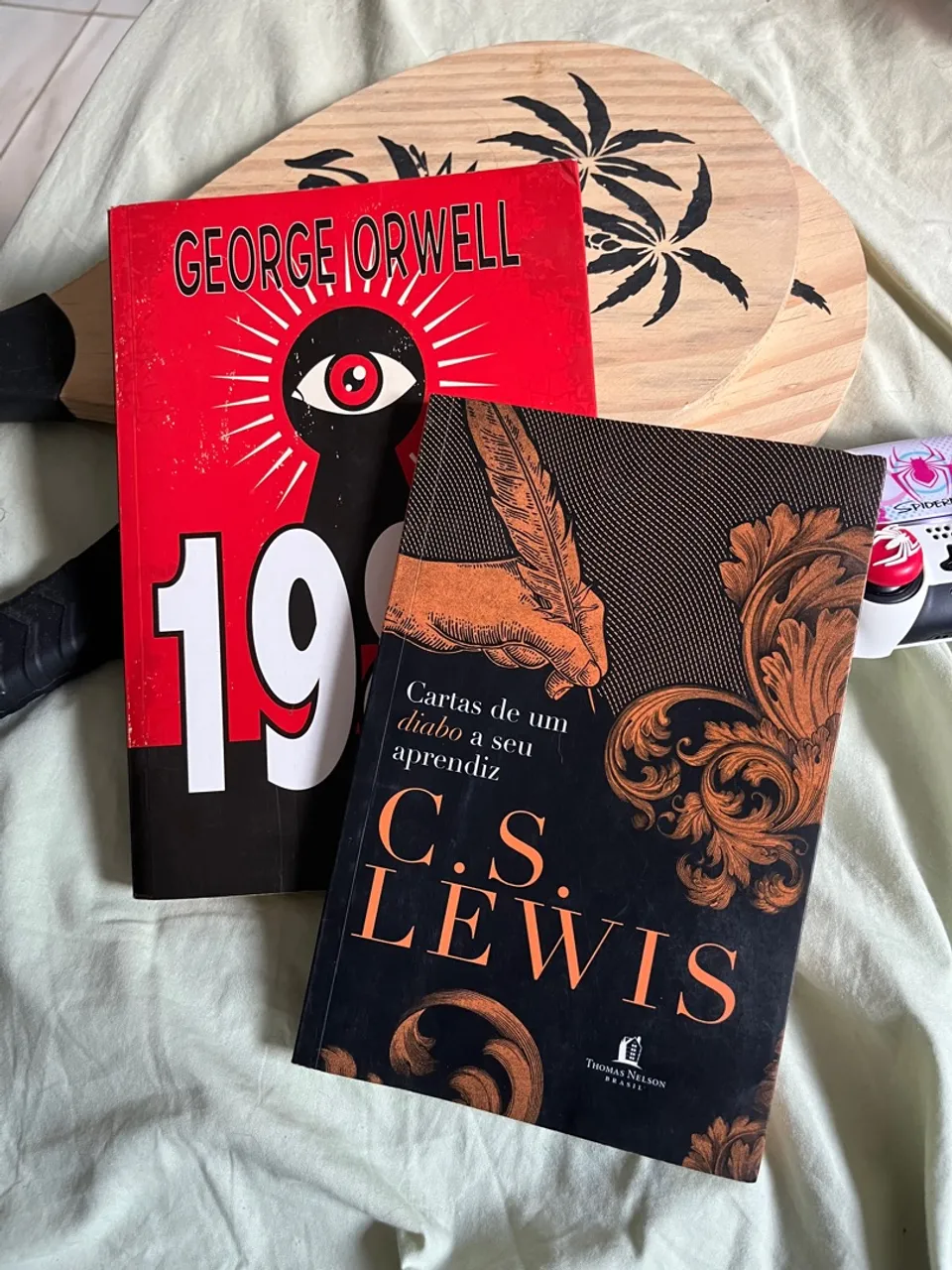 Livros 1984 (George Orwell) e Cartas de um diabo (C.S. Lewis)