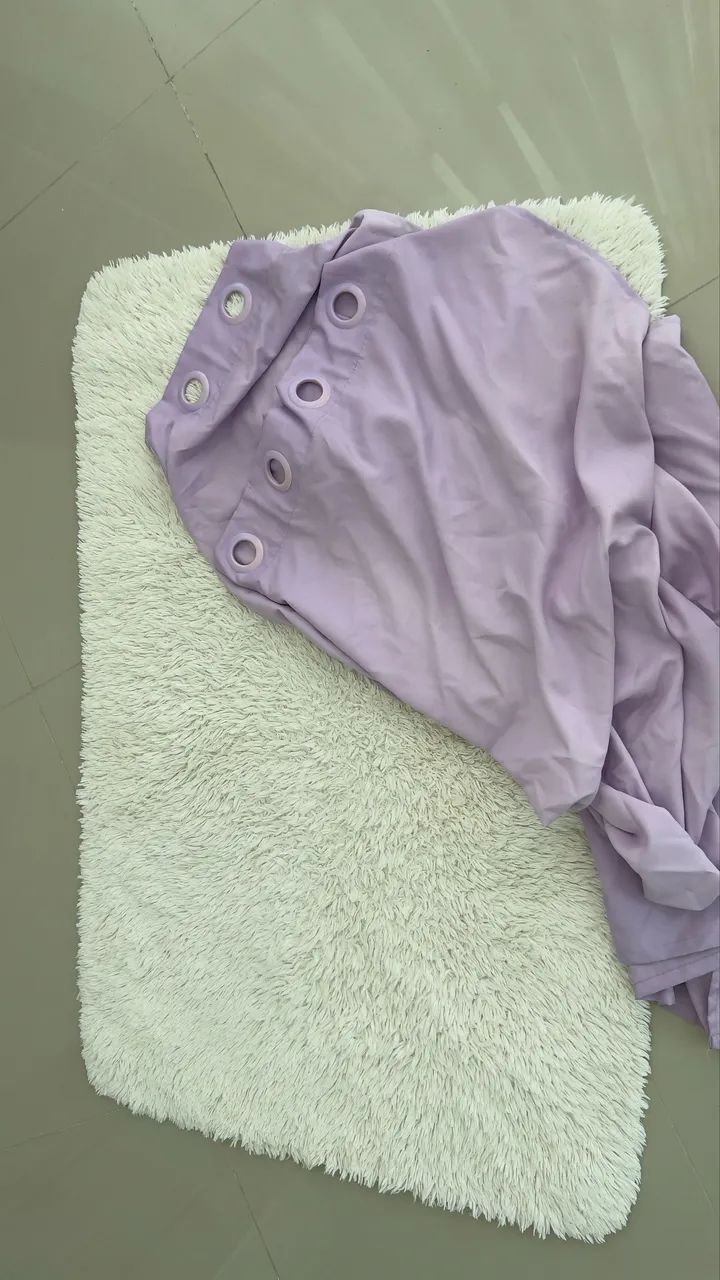 Tapete e cortina lilás 