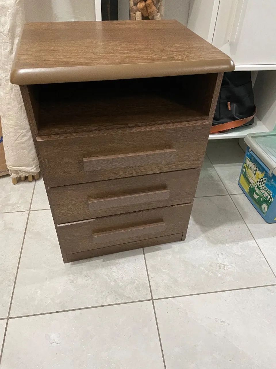 Cama de solteiro e mesa de cabeceira em MDF