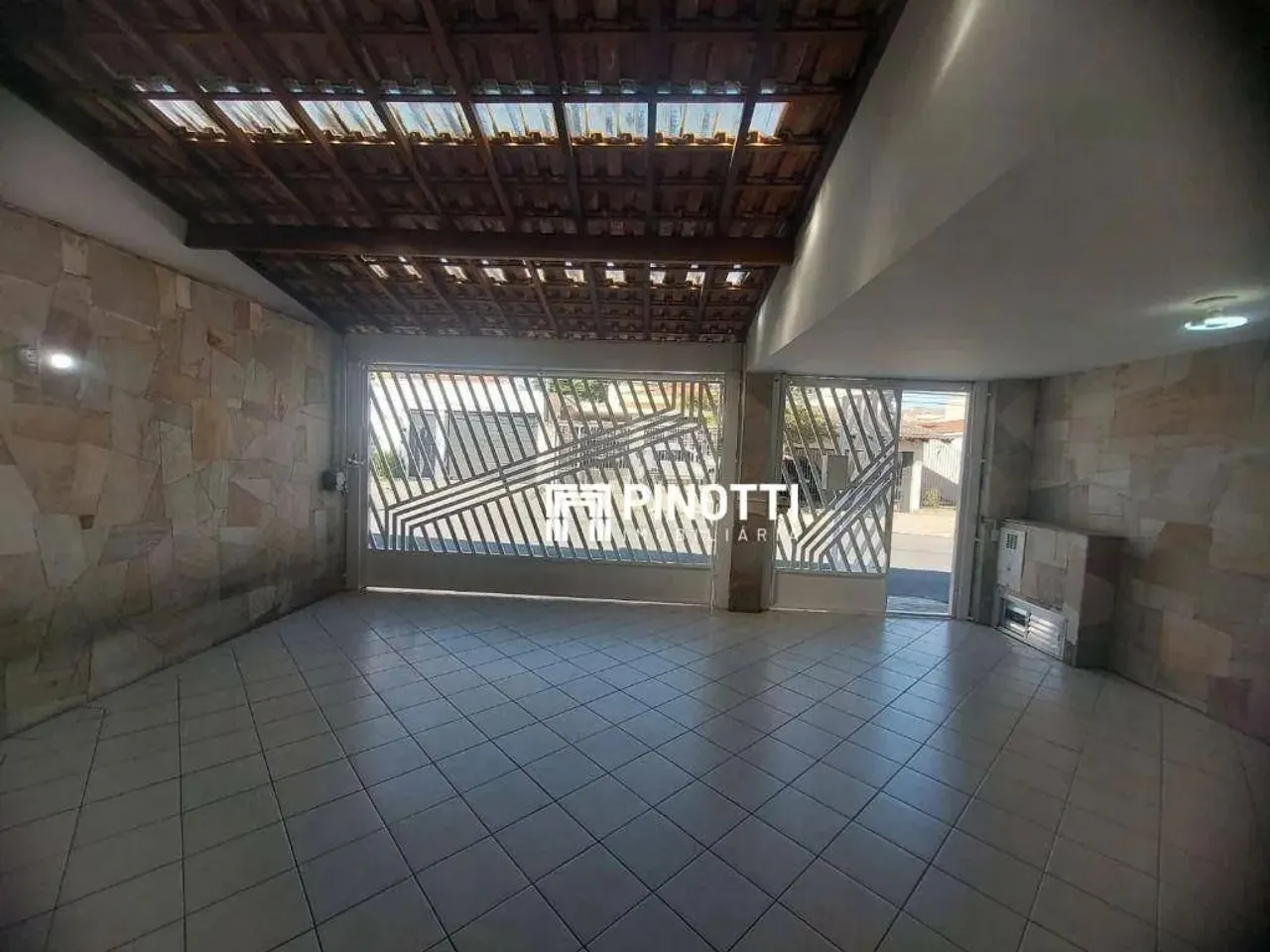 Casa Térrea toda reformada para alugar com 4 vagas de garagem.