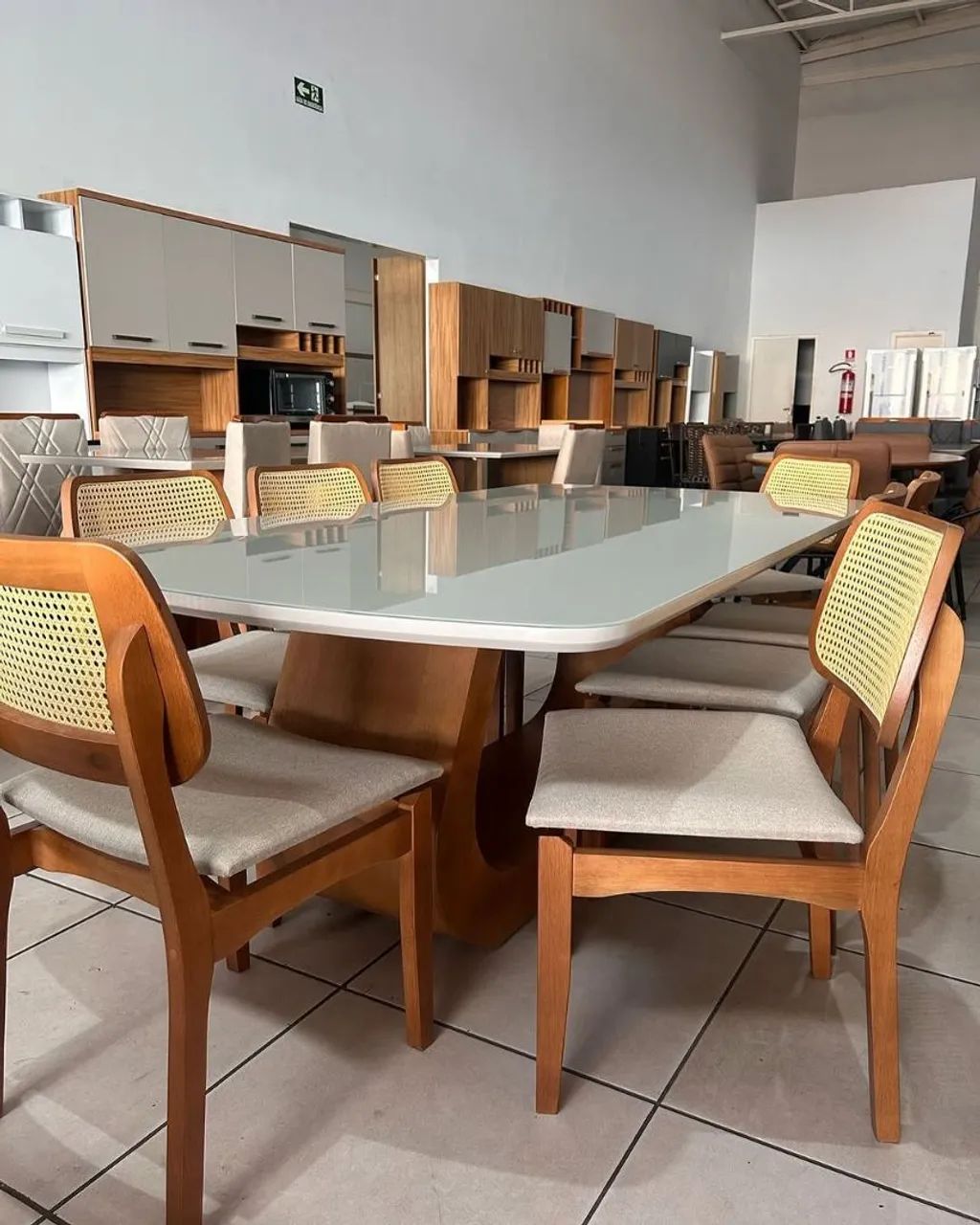 Mesa de Jantar com 8 lugares 100% Madeira 2.20x1.10 - Foto 4