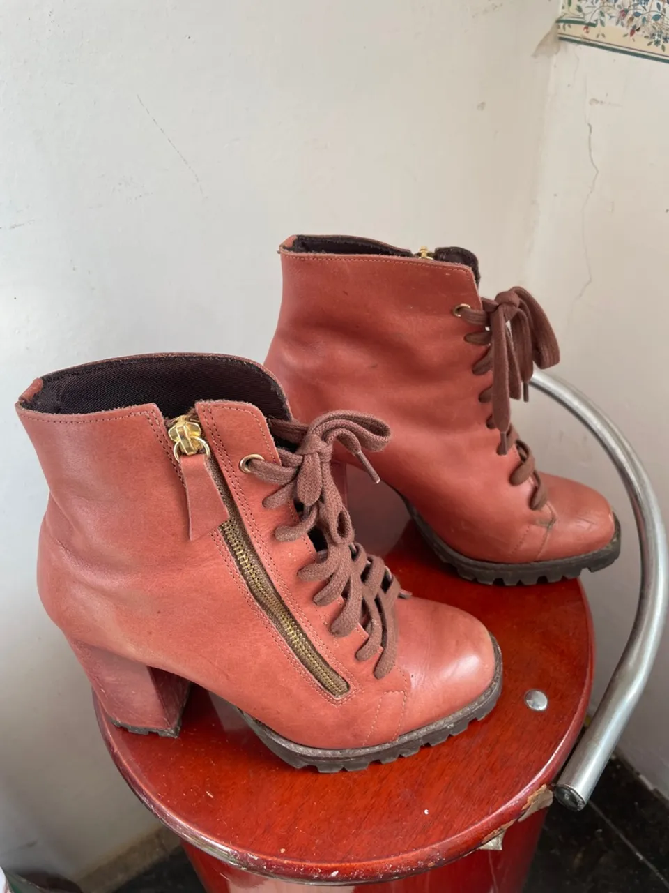 Botas femininas de couro laranja com cadarço e zíper
