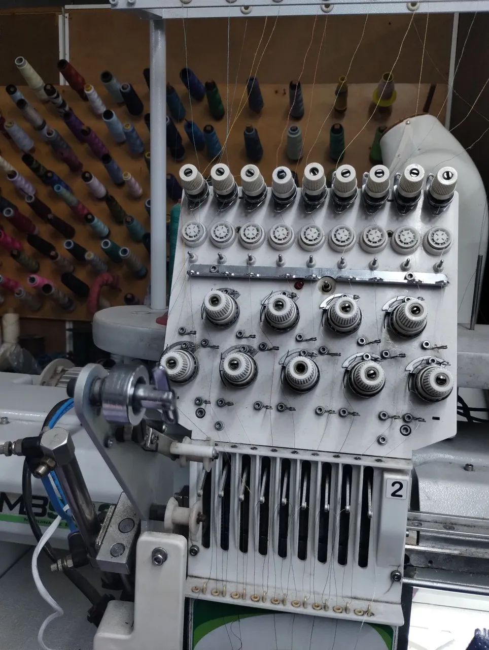 Máquina de bordar 2 cabeças, 9 agulhas eaplicador de lantejoulas 