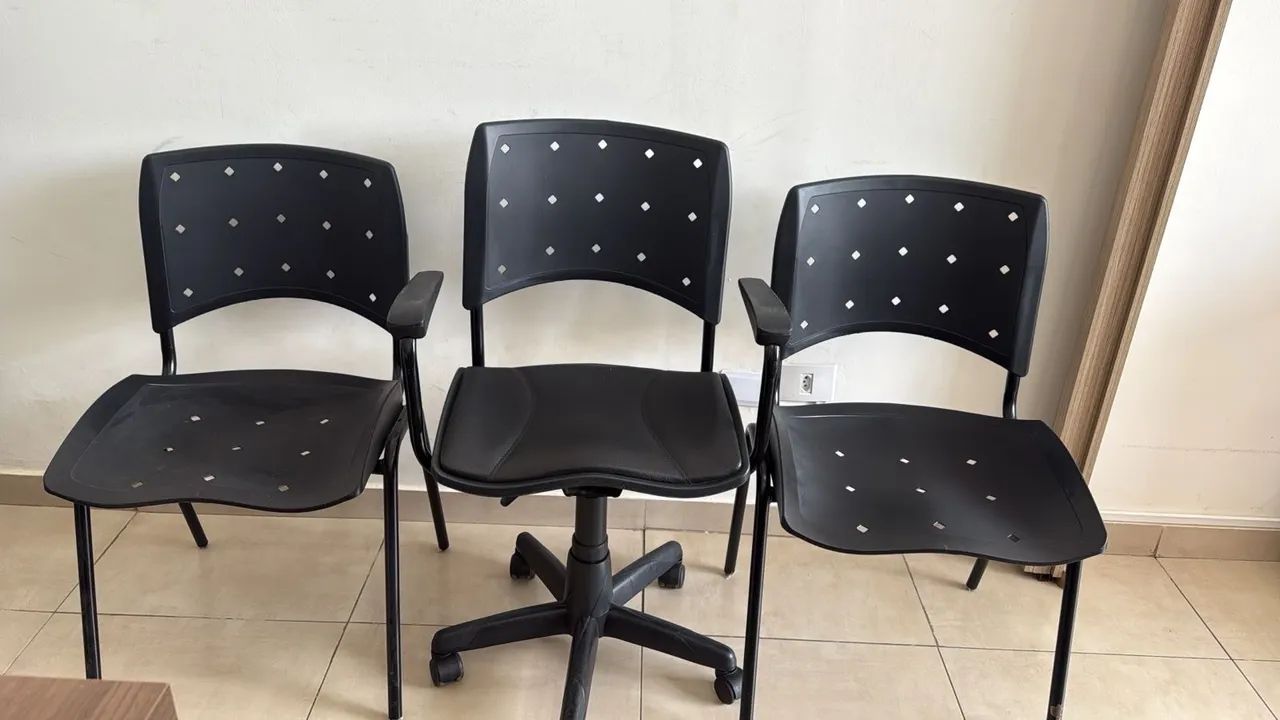 Conjunto de cadeiras fixas e móvel 