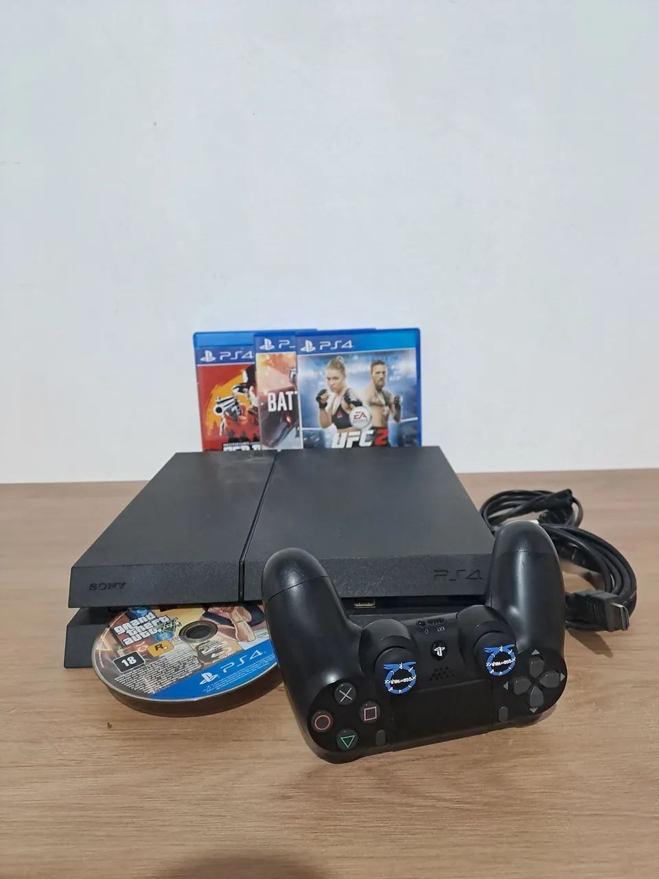 PS4 500gb + 4 jogos + 1 controle original + cabos - Consoles de