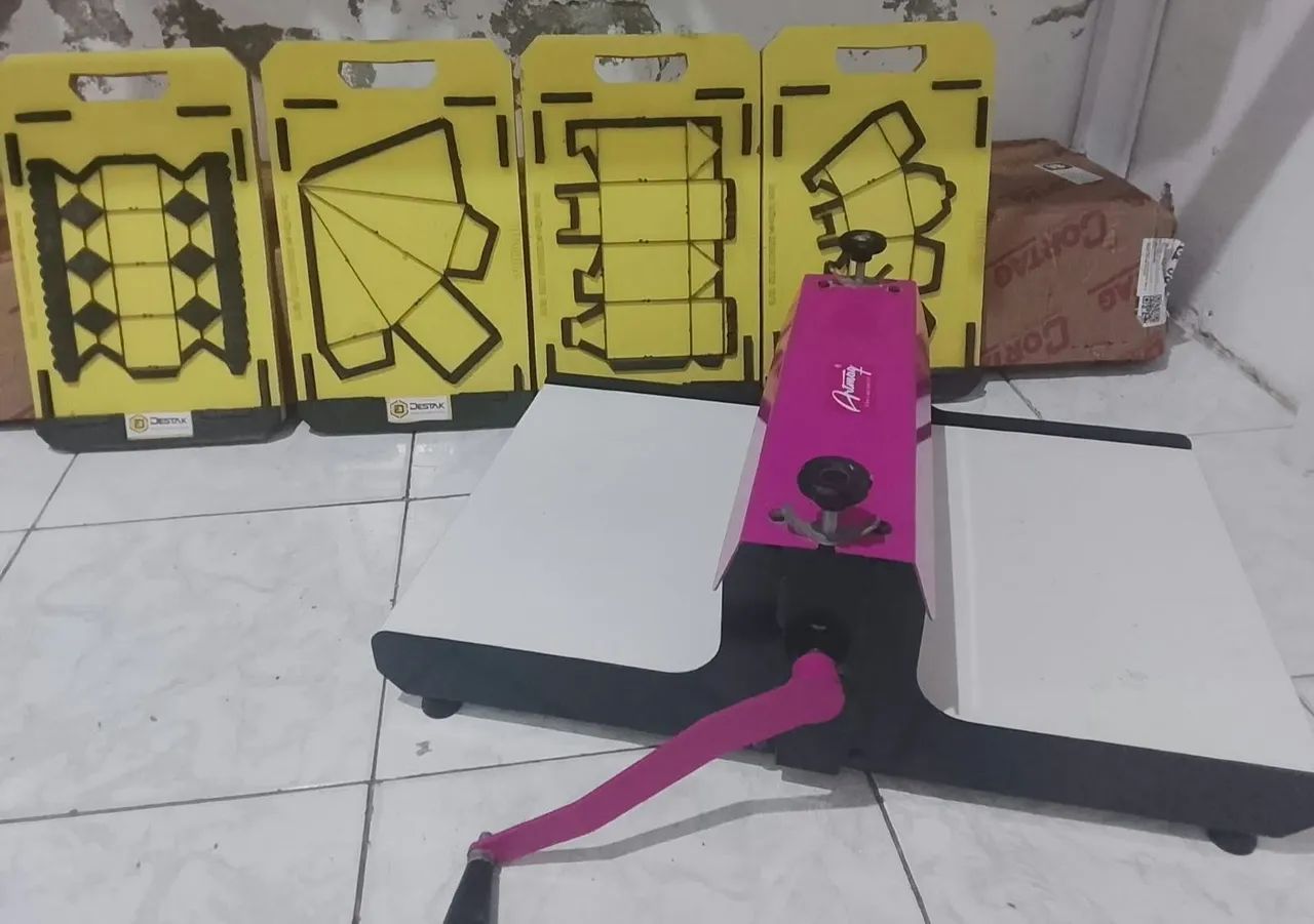 Vendo Máquina de corte e vinco + moldes