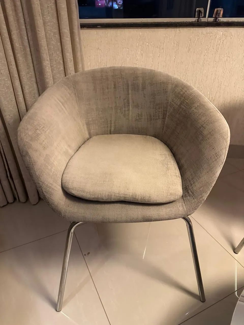 Par de poltronas estilo concha, com estofado e pés cromados em aço.  - Foto 4