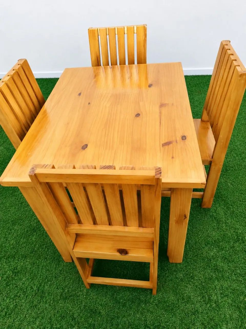 Conjunto de mesa e 4 cadeiras 