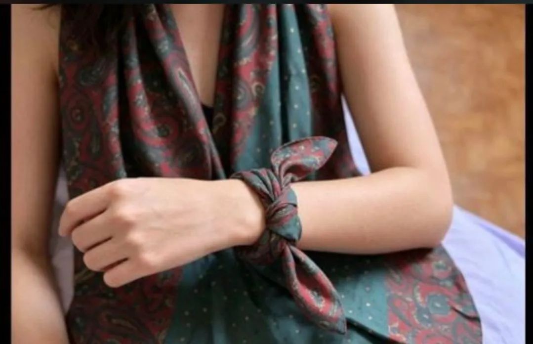 Lenço Feminino De Seda Quadrado Estampa Paisley E Verde e vinho - Foto 3