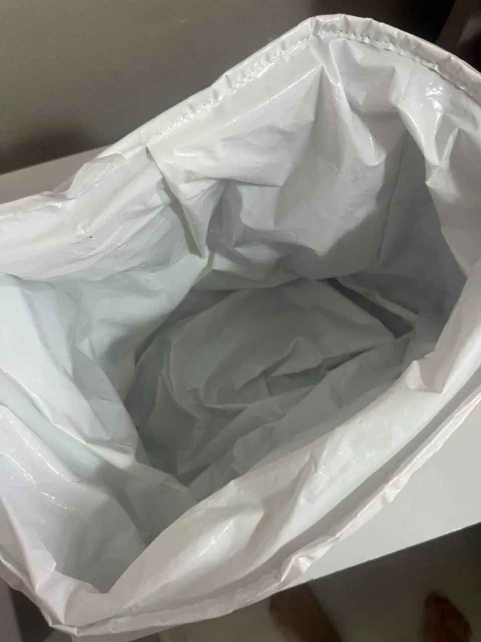 bolsa térmica na cor preta com detalhes em laranja - Foto 3