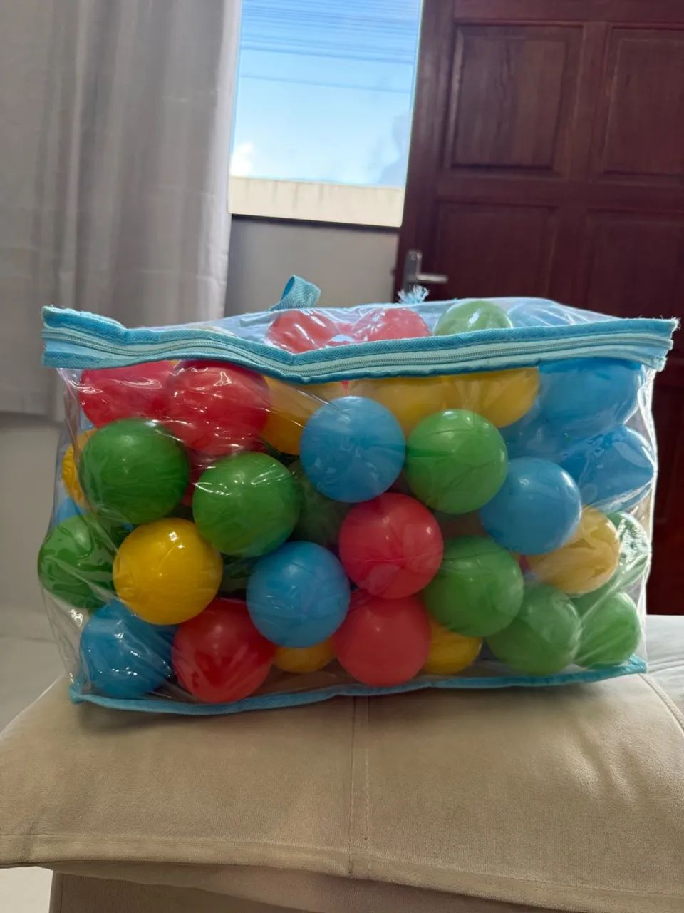 Bolinhas de plástico em torno de 100 bolas