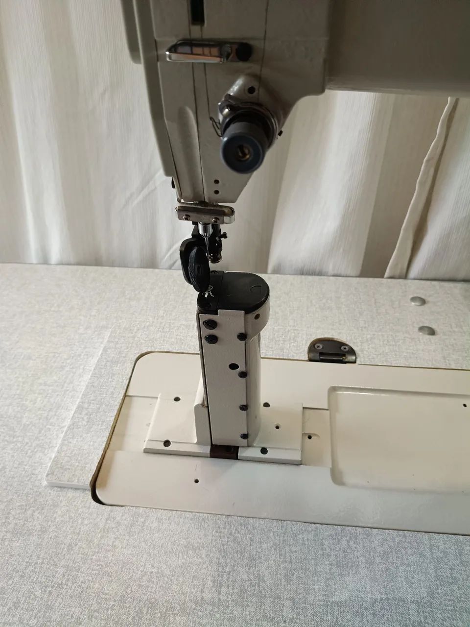 Máquina de costura industrial. - Foto 3