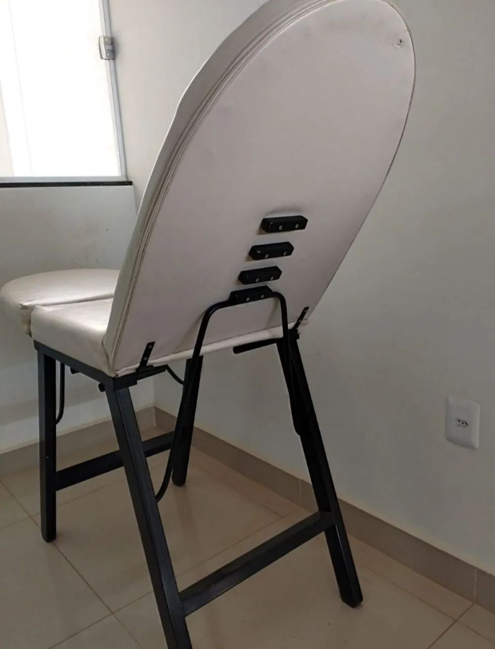 Vendo maca de procedimentos estéticos, com pés e cabeça reguláveis com 4 posições - Foto 4