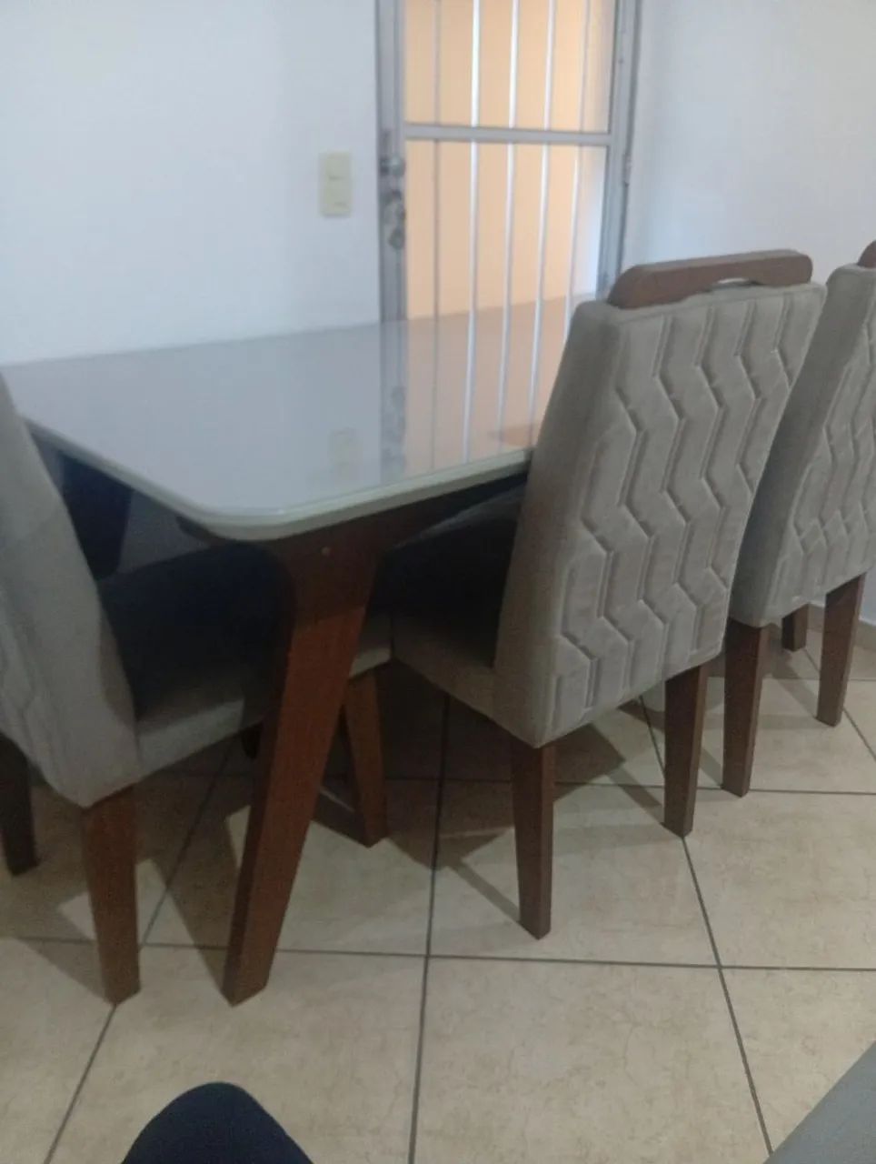 Mesa de jantar com 05 cadeiras . 