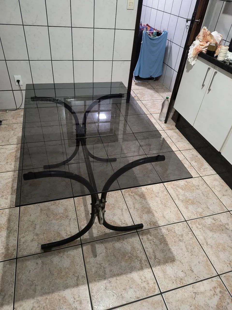 Mesa de vidro preto em ótimo estado com base removível  - Foto 3