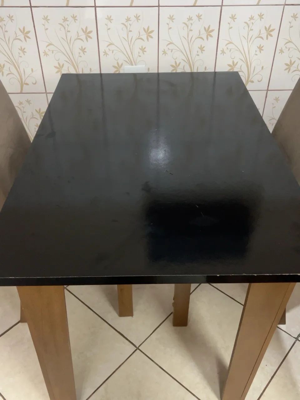 Mesa com 2 cadeiras 