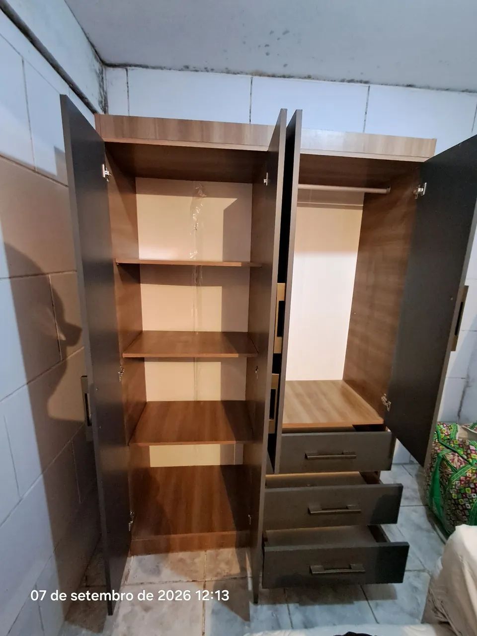 Guarda-roupa de solteiro quatro portas 3 gavetas - Foto 2