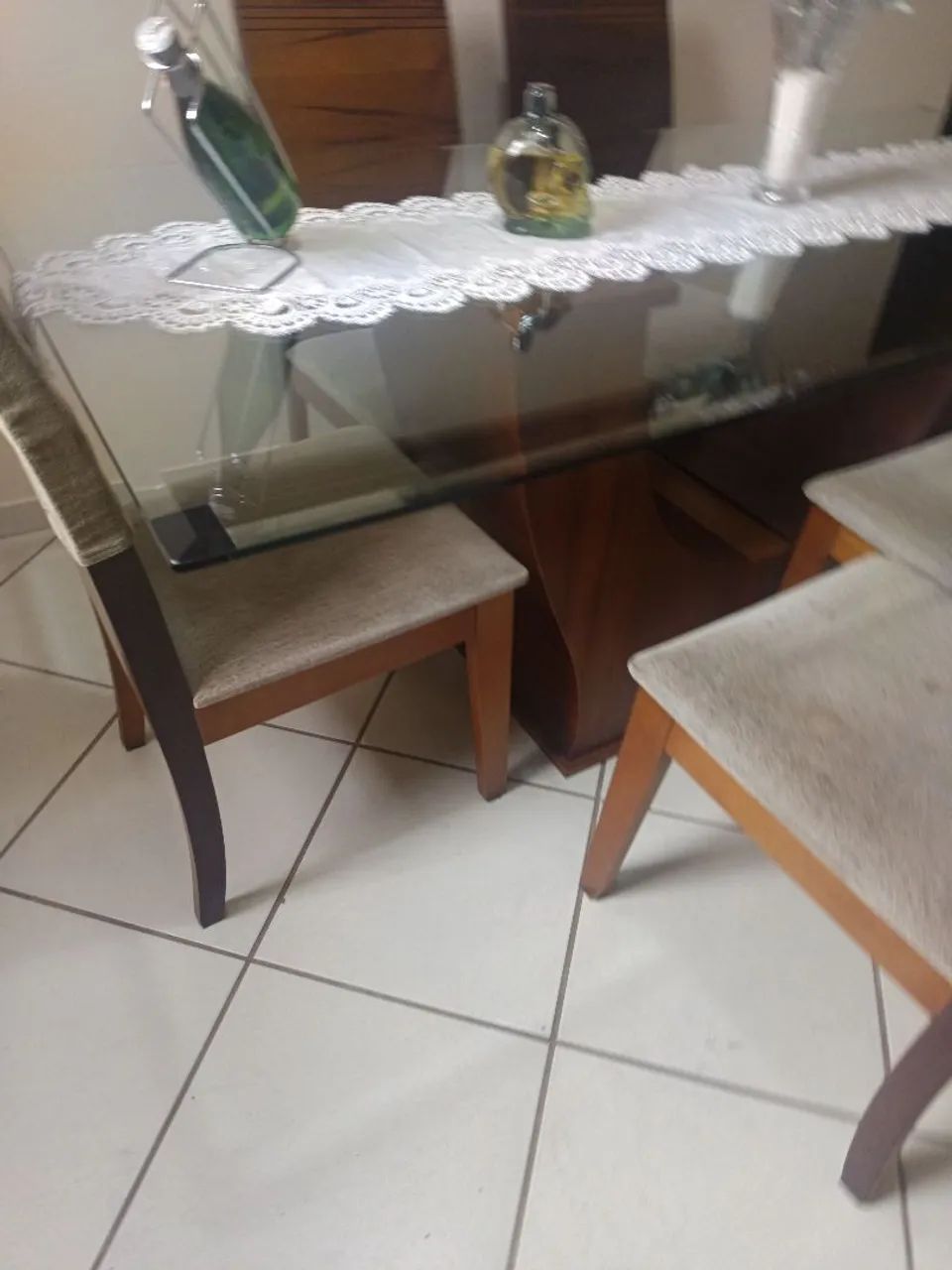 Mesa madeira com tampo de vidro com 06 cadeiras  - Foto 3