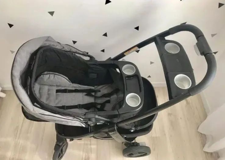 Carrinho de bebê com bebê conforto e base - Foto 4