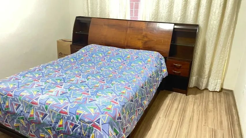 Cama de casal com cabeceira baú e rack Tv móvel