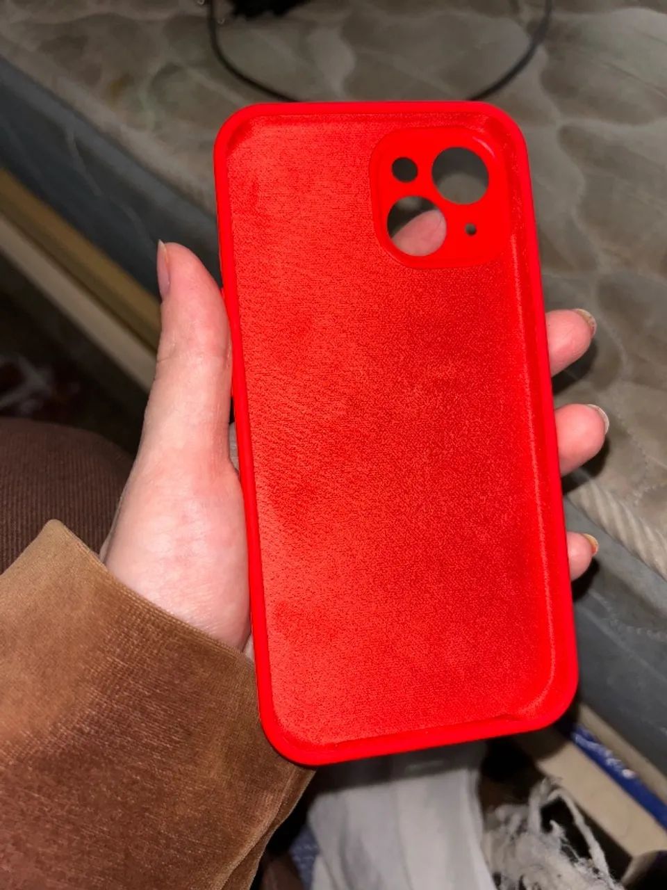 Capinha IPhone 14 silicone vermelha  - Foto 3