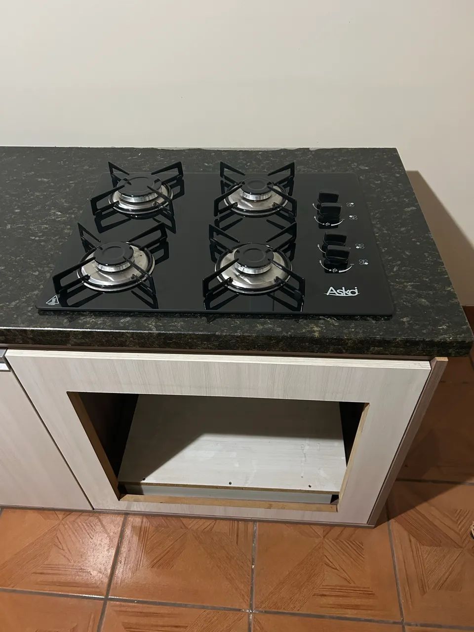 Bancada de mármore com cooktop e armário planejado - Foto 4
