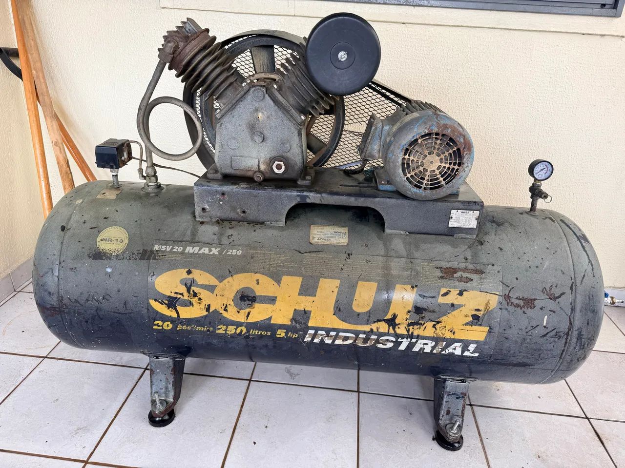 Compressor de Ar Schultz 250 L 220V