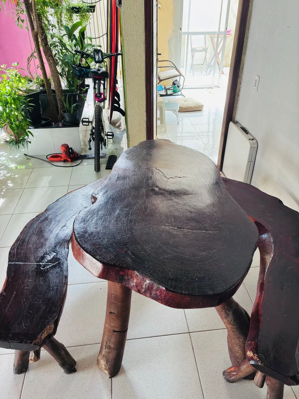 Mesa com bancos de madeira maciça envernizada  - Foto 2