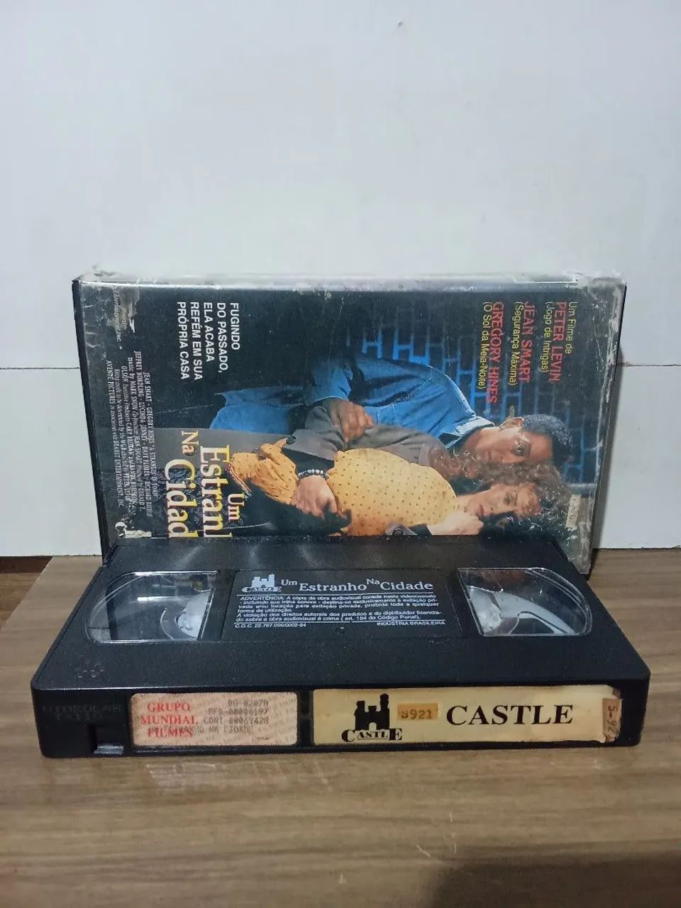 Vhs filme um estranho na cidade (legendado) - Foto 4