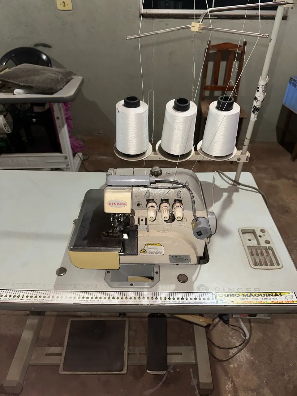 Máquina overloque singer 