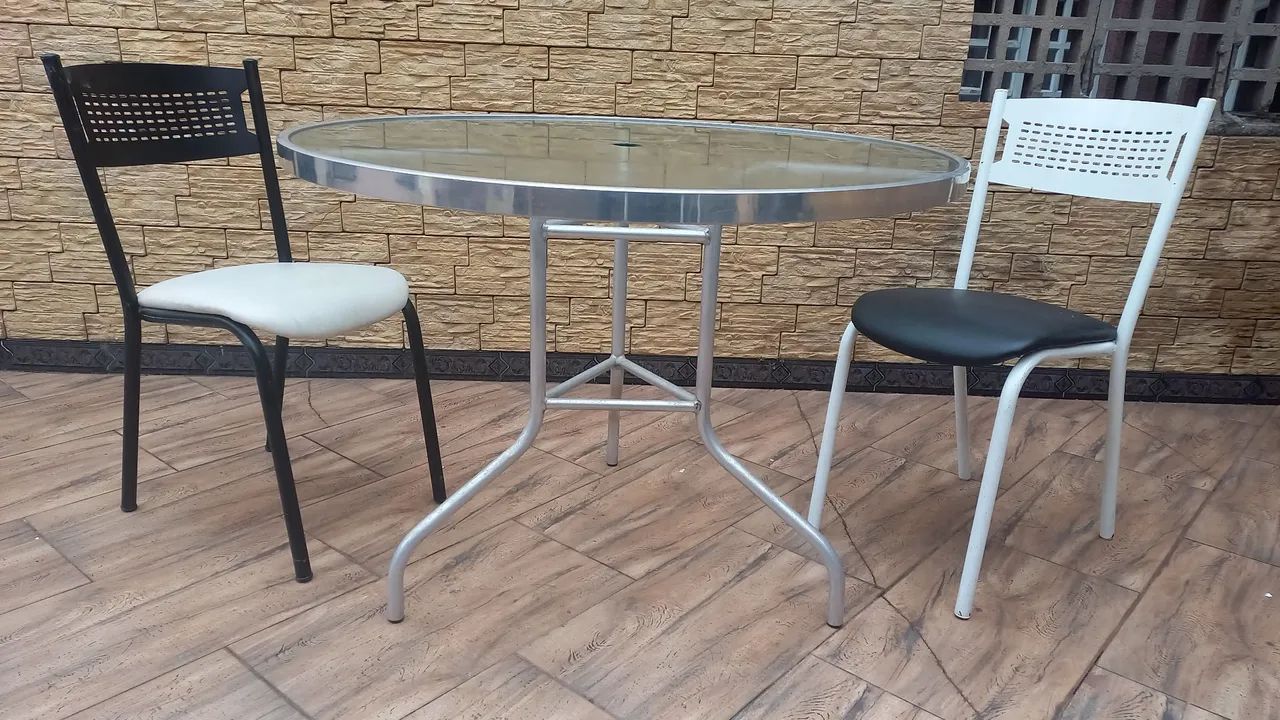 Entrego: Mesa redonda de Cozinha com 2 cadeiras usado em bom estado 