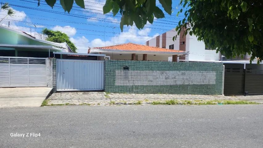 Casa no Bairro dos Estados proxima a feira e de supermercado, farmacias entre outros