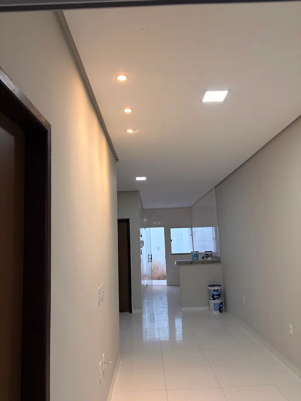 CASA COM EXCELENTE LOCALIZAÇÃO E NOVA PRONTA PRA MORAR. 