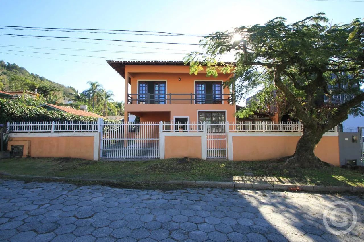 Casa com amplo jardim na Lagoa da Conceição