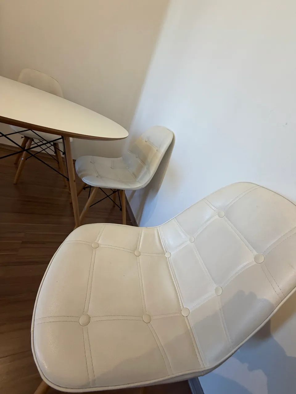 Conjunto Mesa de Jantar c 4 Cadeiras em perfeito Estado Modelo EAMES EIFFEL  - Foto 4