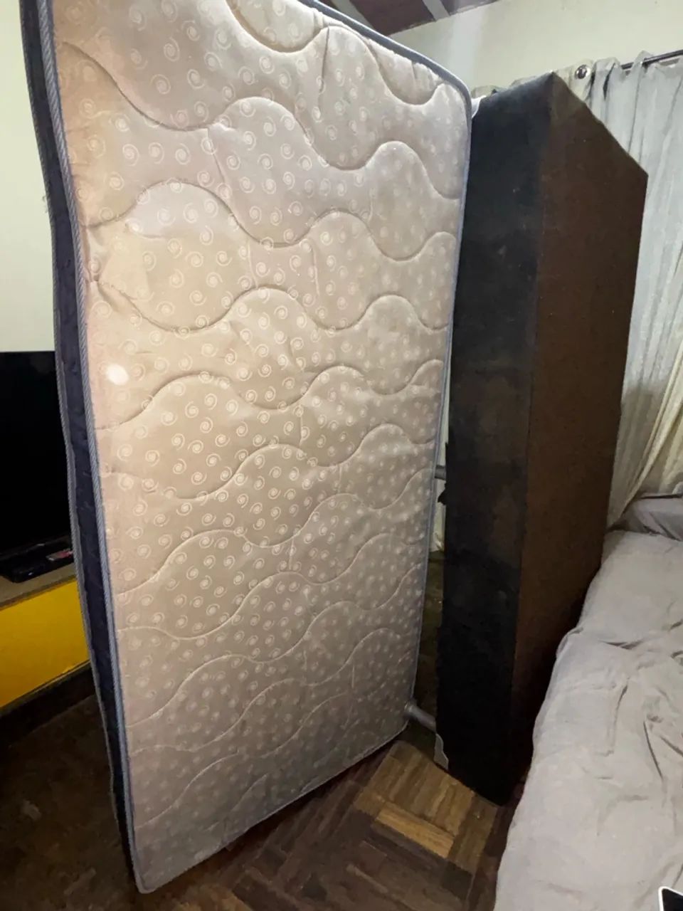 cama de solteiro (com box e colchão)