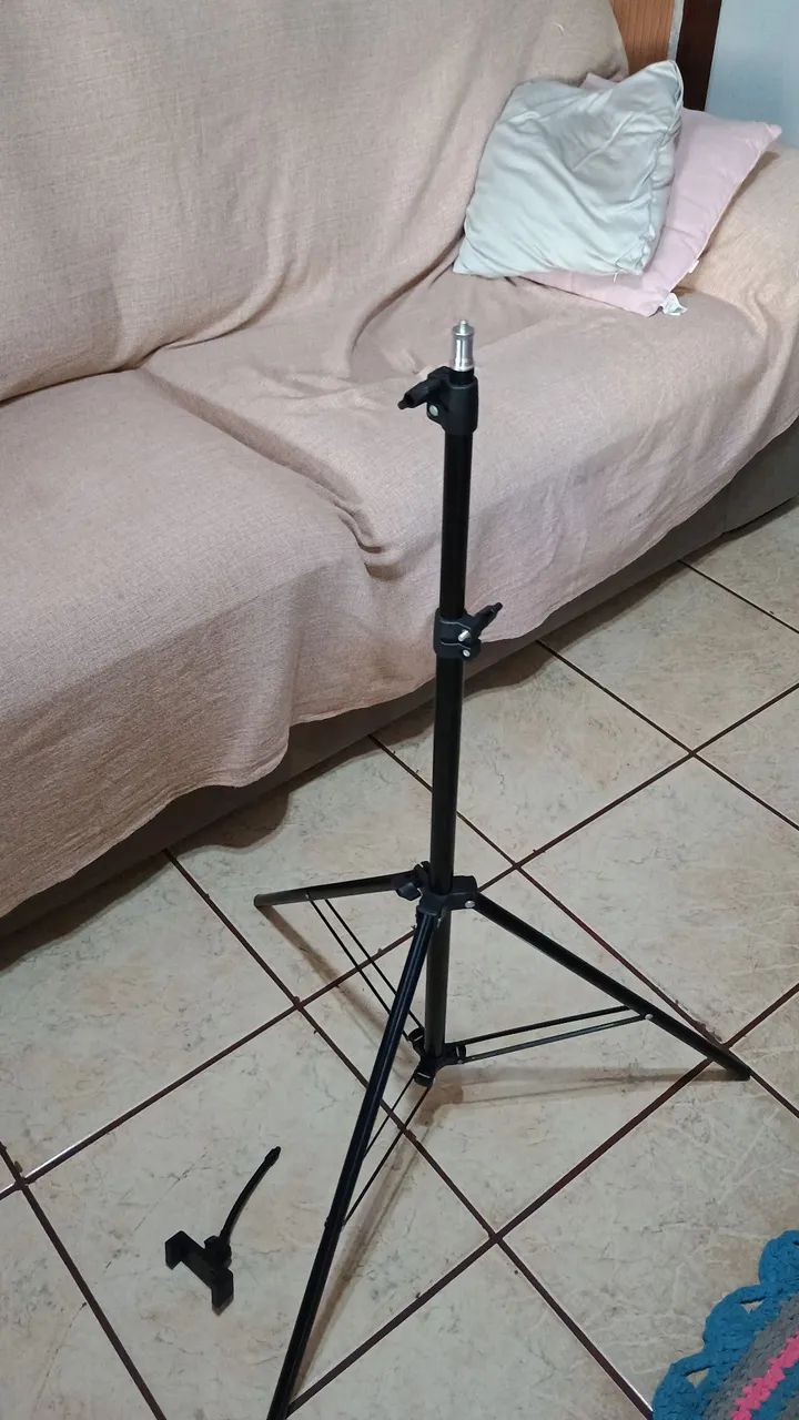 Tripé para câmera , ring light ou celular usado  - Foto 2