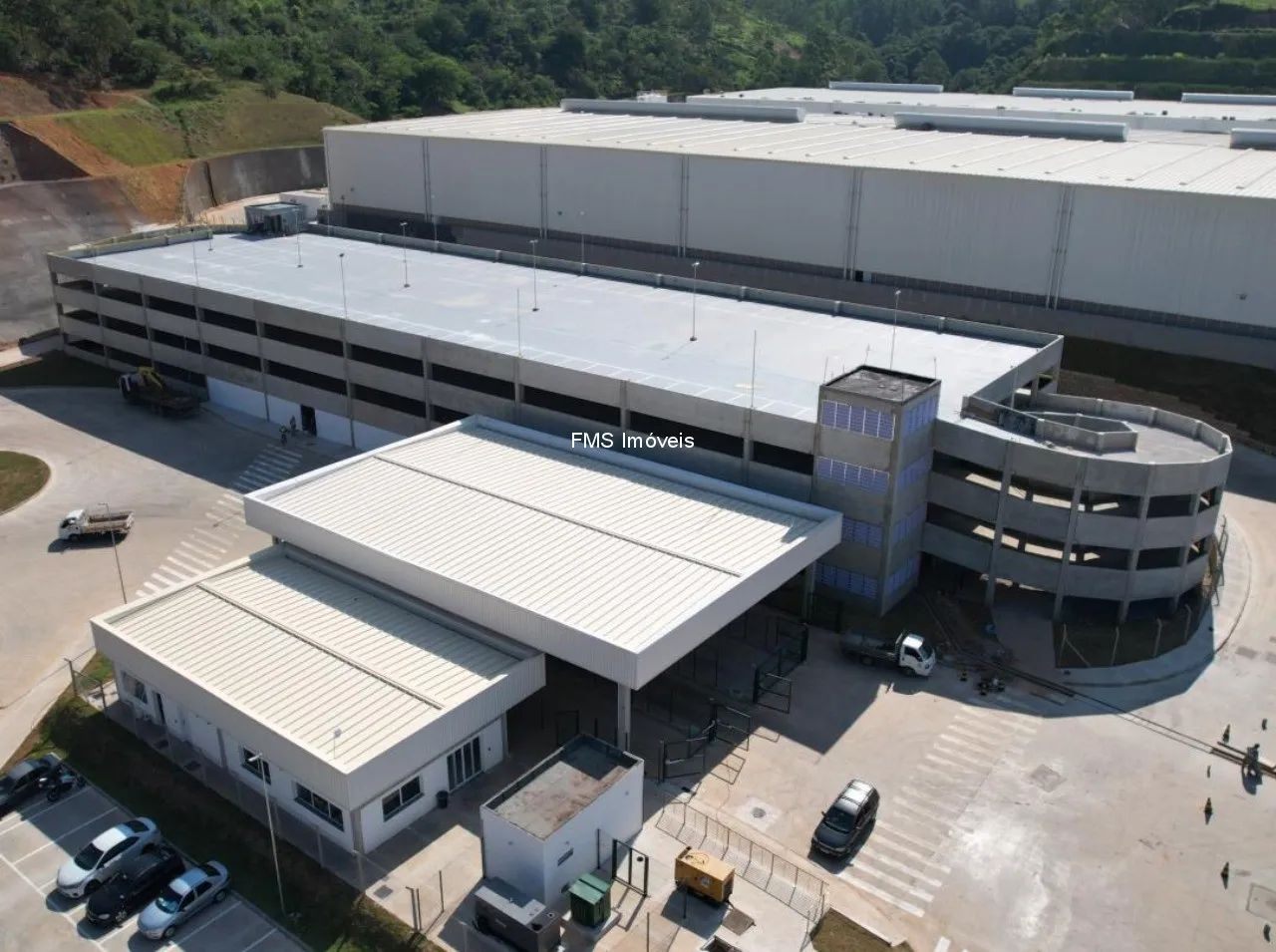 Galpão Comercial para Locação em Cajamar-SP, Vila União: 1 Sala, 8 Banheiros, 24 Vagas de  - Foto 2