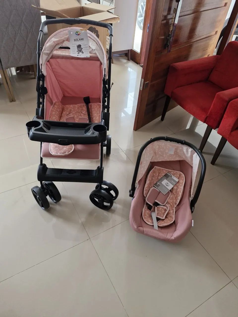 Carrinho de bebê e bebê conforto 