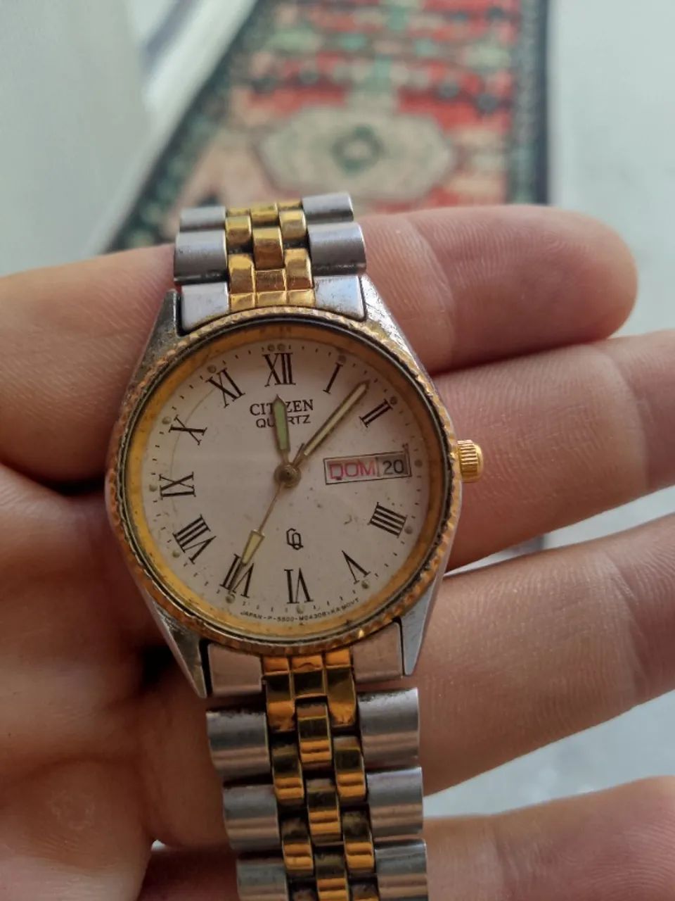 Relógio citizen quartz bicolor com números romanos.   - Foto 4