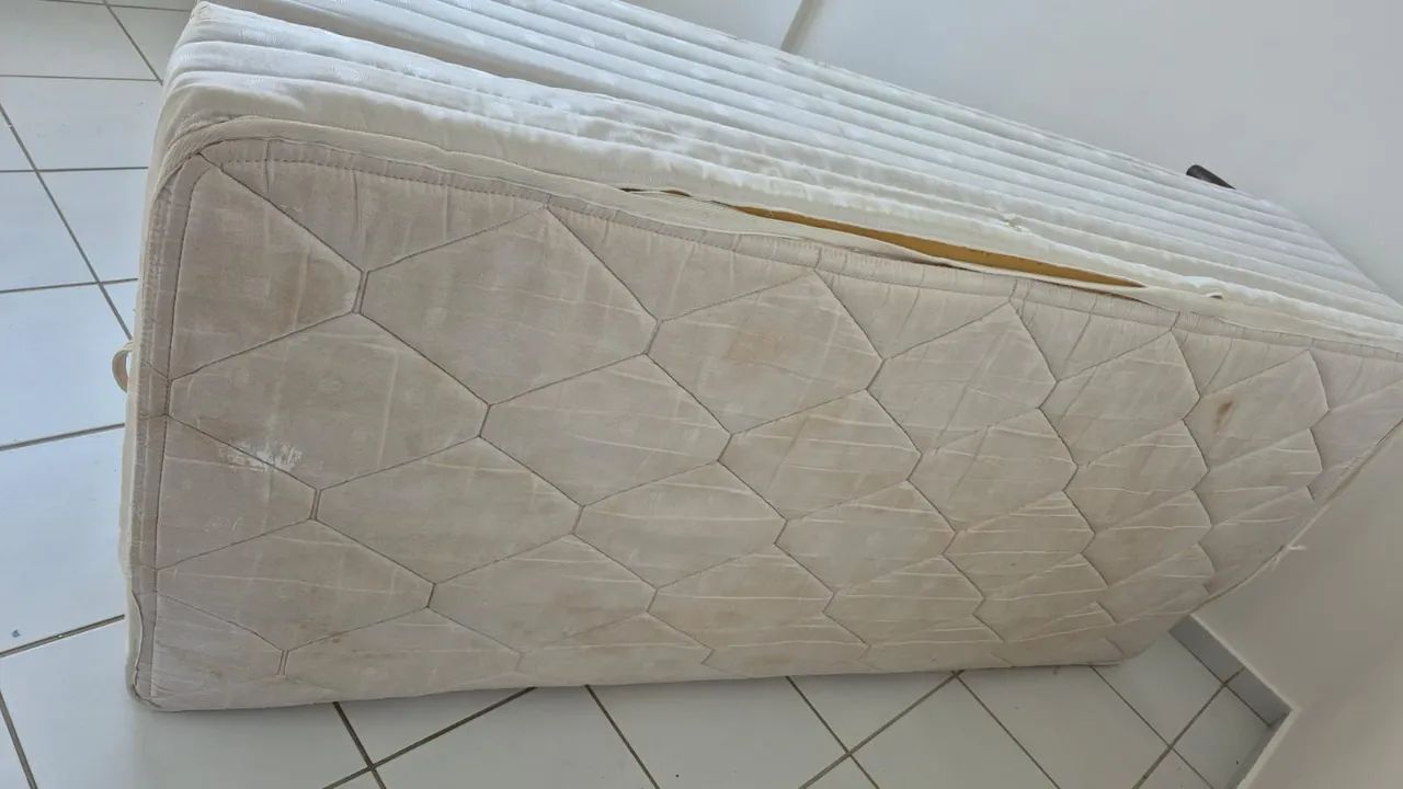 Cama baú solteiro com marca d usoe