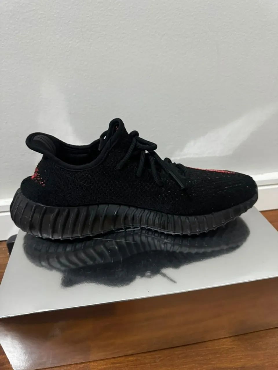 Yeezy Boost 350 v2 Core Black Red - Foto 2
