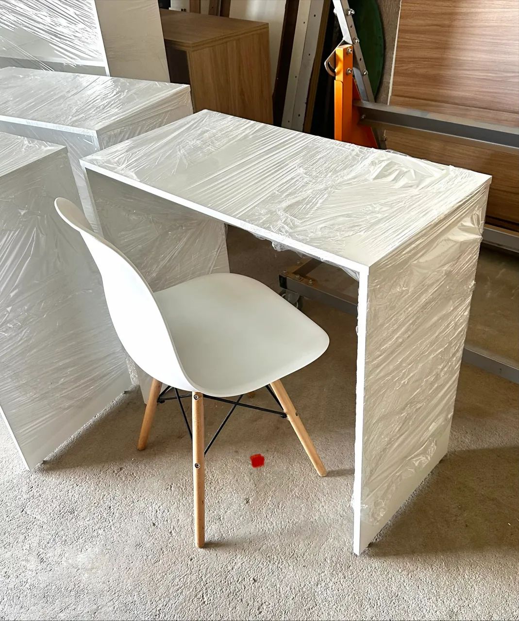 ESCRIVANINHA BRANCA DE MDF PARA QUARTO, SALA, ESCRITÓRIO, COMÉRCIO. - Foto 2